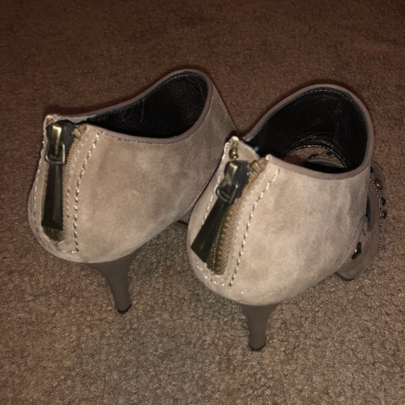 Joan & David. Leather suede. Tan heels. - Picture 4 of 6